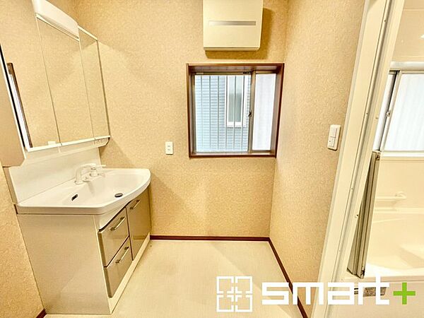 ～余裕のある広さの洗面スペース～ ・洗面スペースを大きめに取る事でリネン置場などにも困らず、洗濯なども楽々行っていただけます。 ・洗面が広い物件は意外と少ないので、ぜひご覧くださいませ。