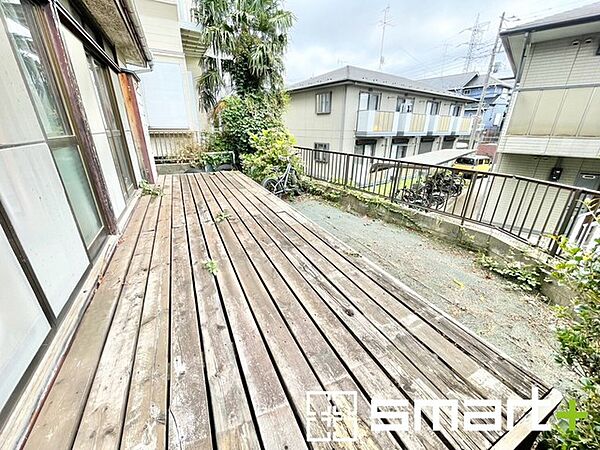 ～ウッドデッキを標準装備～ ・お庭にはウッドデッキを採用する事で見た目にも魅力的なお住まいになっております。 ・休日は陽当りの良いウッドデッキに座って安らぎのお時間をお過ごしいただけます。