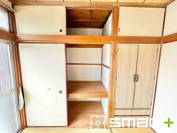 ～収納豊富な洋室～ ・各居室に備え付けの収納をご用意。タンスなどを置く場合と比べ出っ張らないので部屋の中を有効のご活用いただけます。 ・収納の広さなどぜひ現地でご確認くださいませ。