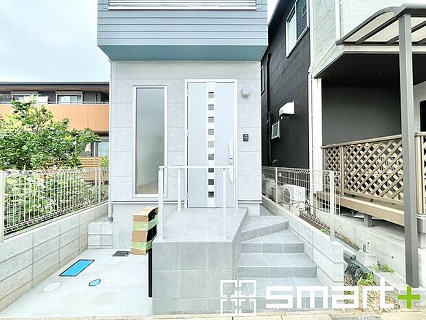 ~お住まいの顔「玄関」~ ・玄関ドアの上にはもちろん軒がございますので、雨の日でも濡れずに鍵の開閉が可能です。 ・鍵は防犯性に優れたディンプルキーを採用。