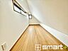 収納：～小屋裏収納のあるお住まい～ ・本来デッドスペースとなる小屋裏も無駄にせず収納をご用意。 ・普段使わない物や、取っておきたい箱や段ボールなどの置場としてご活用いただけます。 