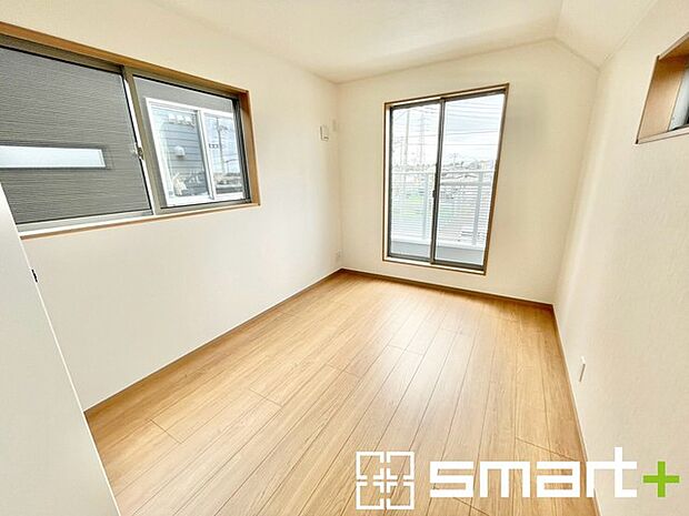 ~2面採光の明るいお部屋~ ・洋室は2面採光とする事で穏やかな陽の入る明るい空間となっております。 ・くつろぎのプライベート時間を明るい空間で穏やかにお過ごしいただけます。