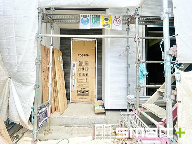 ~お住まいの顔「玄関」~ ・玄関ドアの上にはもちろん軒がございますので、雨の日でも濡れずに鍵の開閉が可能です。 ・鍵は防犯性に優れたディンプルキーを採用。