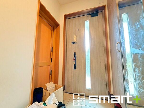 ～お出かけ前の身だしなみも～ ・シューズボックスに姿見をご用意。 ・朝の忙しい時間もお出かけ前にパっと服装をご確認いただけます。