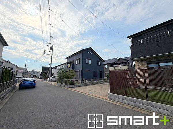 ～十分な広さのある前面道路～ ・前面道路は約6.0ｍございますので、お車でのすれ違いも楽々で余計なストレスがかかりません。 ・日々お車での移動が多い方には大切なポイントですね。