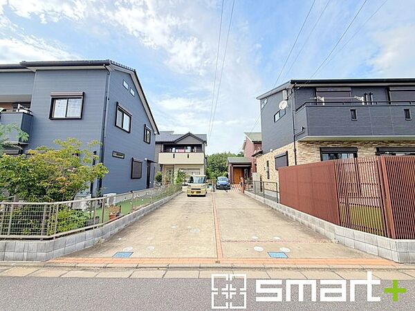 ～ベタ基礎でしっかりとした土台～ ・コンクリートの中に鉄筋を配し強度を高めた「ベタ基礎」を採用。 ・しっかりとした土台を造ったうえで、その上に建物が築造されていきます。