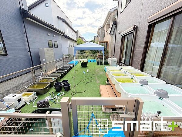 ～広々したお庭のある邸宅～ ・余裕の敷地には広いお庭もご用意。 ・ガーデニングや安らぎの空間として、倉庫を置いたりと様々な活用が可能です。 ・人工芝の敷設などもお気軽にご相談くださいませ。