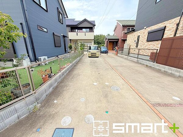 ～駐車場は3台分ご用意～ ・駐車場は3台分ございますので、車通勤の方や複数台お持ちの方にもお勧めのお住まいです。 ・ご来客の際も安心の余裕の敷地です。