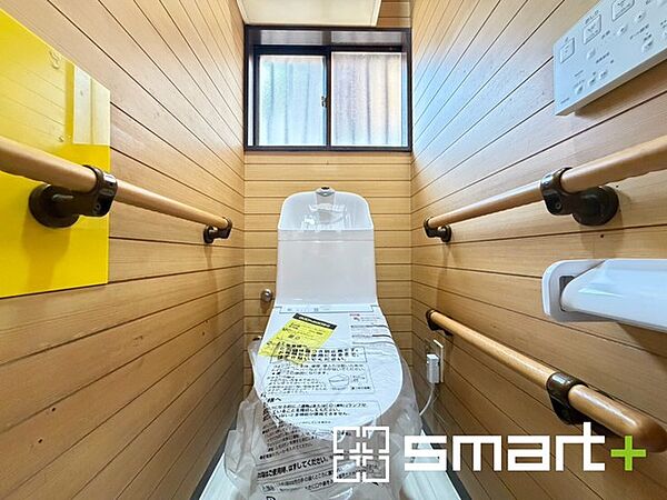 ～新品交換済みのトイレ～ ・温水洗浄機能付きに新品交換済みなので快適ですね。 ・窓があるので使用後や掃除の際には換気もできます。