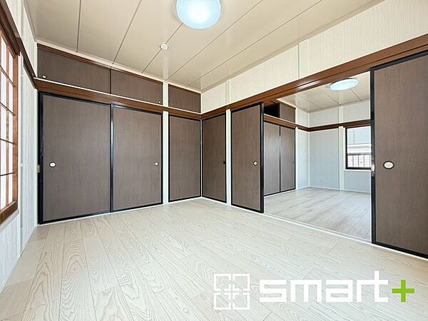 ～2面採光の明るいお部屋～ ・洋室は2面採光とする事で穏やかな陽の入る明るい空間となっております。 ・くつろぎのプライベート時間を明るい空間で穏やかにお過ごしいただけます。