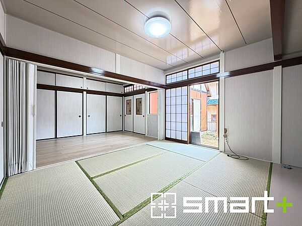～リビング横の和室～ ・お子様のプレイルームやお昼寝、趣味のお部屋など、用途様々な1階和室。 ・寝室はもちろん、玄関からも直接出入り可能なのでゲストルームにも利用できますね。