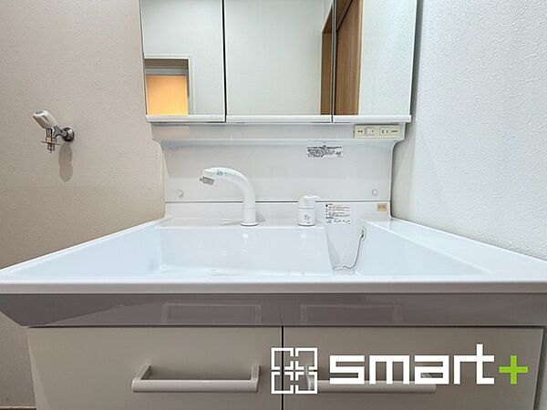 ～シャワー付き洗面化粧台～ ・新品交換した洗面化粧台はシャワー付きなので、寝ぐせ直しや洗面ボウルのお掃除にも便利です。 ・使い勝手の良い三面鏡タイプも嬉しいですね。