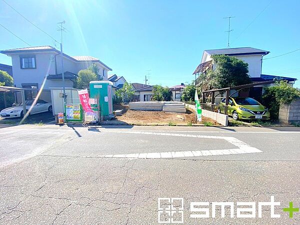 ～閑静な住宅街の立地～ ・周辺は閑静な住宅街となっておりますので、静かな暮らしをご実現いただけます。 ・前面道路の交通量も多くないので、小さなお子様がいるご家庭でもご安心ですね。