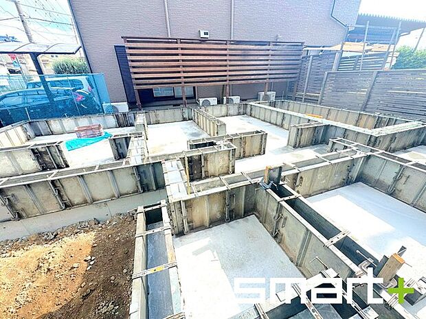 ~ベタ基礎でしっかりとした土台~ ・コンクリートの中に鉄筋を配し強度を高めた「ベタ基礎」を採用。 ・しっかりとした土台を造ったうえで、その上に建物が築造されていきます。