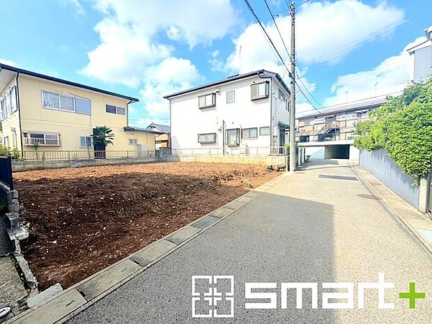 ~閑静な住宅街の立地~ ・周辺は閑静な住宅街となっておりますので、静かな暮らしをご実現いただけます。 ・前面道路の交通量も多くないので、小さなお子様がいるご家庭でもご安心ですね。