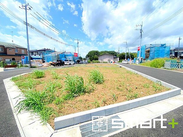 ~ベタ基礎でしっかりとした土台~ ・コンクリートの中に鉄筋を配し強度を高めた「ベタ基礎」を採用。 ・しっかりとした土台を造ったうえで、その上に建物が築造されていきます。