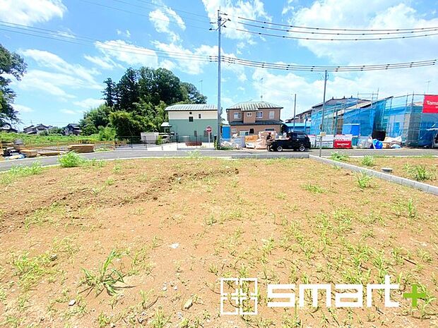 ~閑静な住宅街の立地~ ・周辺は閑静な住宅街となっておりますので、静かな暮らしをご実現いただけます。 ・前面道路の交通量も多くないので、小さなお子様がいるご家庭でもご安心ですね。
