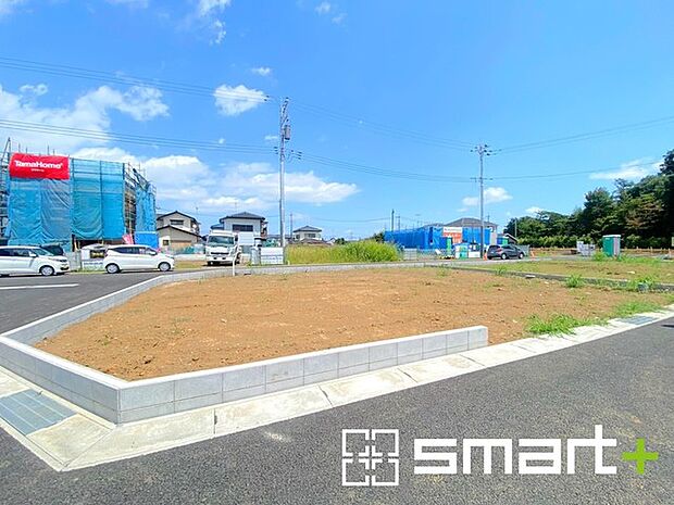 ~開放感溢れる三方角地~ ・三方向に開ける角地の立地の為、開放感の溢れる造りで窮屈さがありません。 ・周囲の建物が一方向にしかないのでで、陽当りも良好な明るいお住まいです。