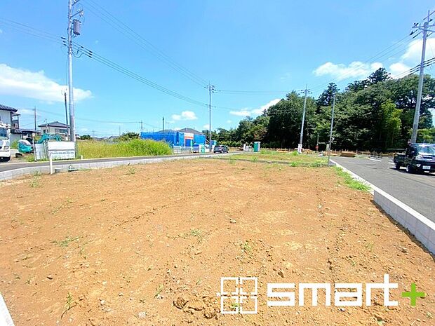 ~ベタ基礎でしっかりとした土台~ ・コンクリートの中に鉄筋を配し強度を高めた「ベタ基礎」を採用。 ・しっかりとした土台を造ったうえで、その上に建物が築造されていきます。