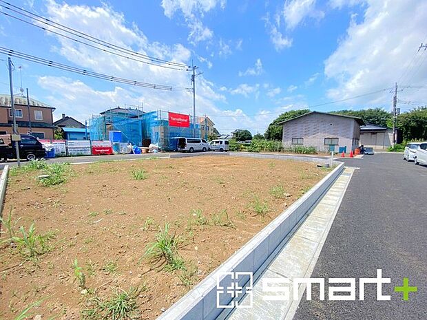 ~閑静な住宅街の立地~ ・周辺は閑静な住宅街となっておりますので、静かな暮らしをご実現いただけます。 ・前面道路の交通量も多くないので、小さなお子様がいるご家庭でもご安心ですね。