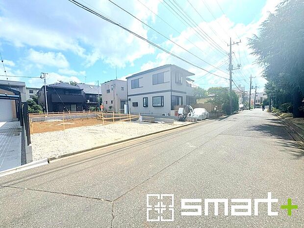 ~閑静な住宅街の立地~ ・周辺は閑静な住宅街となっておりますので、静かな暮らしをご実現いただけます。 ・前面道路の交通量も多くないので、小さなお子様がいるご家庭でもご安心ですね。