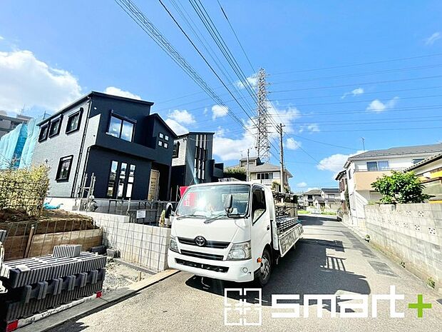 ～閑静な住宅街の立地～ ・周辺は閑静な住宅街となっておりますので、静かな暮らしをご実現いただけます。 ・前面道路の交通量も多くないので、小さなお子様がいるご家庭でもご安心ですね。 
