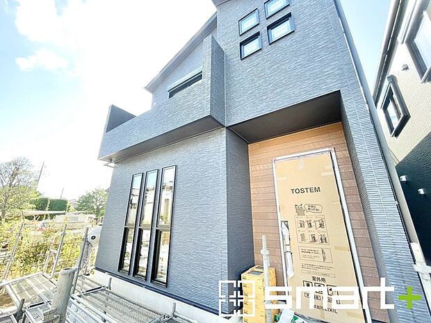 ~ベタ基礎でしっかりとした土台~ ・コンクリートの中に鉄筋を配し強度を高めた「ベタ基礎」を採用。 ・しっかりとした土台を造ったうえで、その上に建物が築造されていきます。
