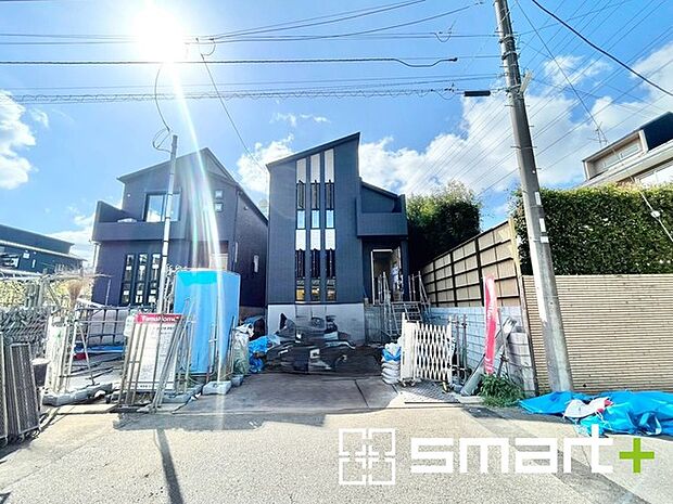 ～閑静な住宅街の立地～ ・周辺は閑静な住宅街となっておりますので、静かな暮らしをご実現いただけます。 ・前面道路の交通量も多くないので、小さなお子様がいるご家庭でもご安心ですね。 