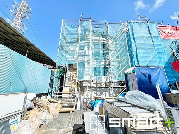 ~ベタ基礎でしっかりとした土台~ ・コンクリートの中に鉄筋を配し強度を高めた「ベタ基礎」を採用。 ・しっかりとした土台を造ったうえで、その上に建物が築造されていきます。