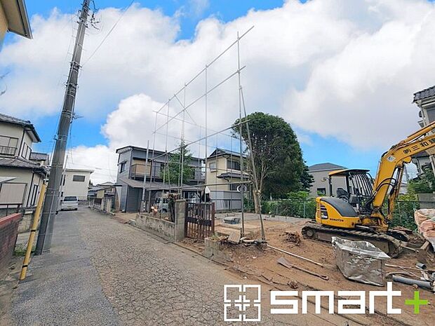 ~閑静な住宅街の立地~ ・周辺は閑静な住宅街となっておりますので、静かな暮らしをご実現いただけます。 ・前面道路の交通量も多くないので、小さなお子様がいるご家庭でもご安心ですね。