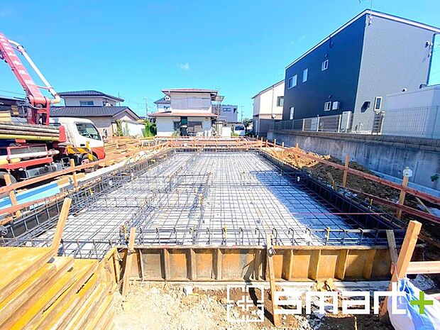 ~ベタ基礎でしっかりとした土台~ ・コンクリートの中に鉄筋を配し強度を高めた「ベタ基礎」を採用。 ・しっかりとした土台を造ったうえで、その上に建物が築造されていきます。
