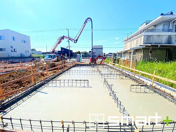 ～ベタ基礎でしっかりとした土台～ ・コンクリートの中に鉄筋を配し強度を高めた「ベタ基礎」を採用。 ・しっかりとした土台を造ったうえで、その上に建物が築造されていきます。