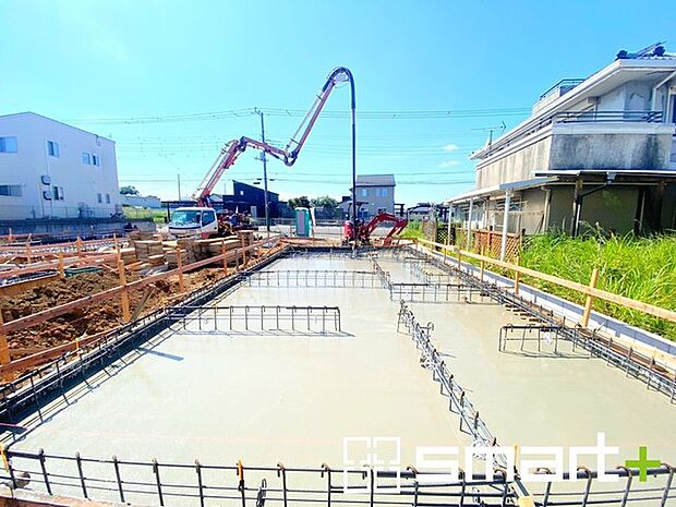 ~ベタ基礎でしっかりとした土台~ ・コンクリートの中に鉄筋を配し強度を高めた「ベタ基礎」を採用。 ・しっかりとした土台を造ったうえで、その上に建物が築造されていきます。