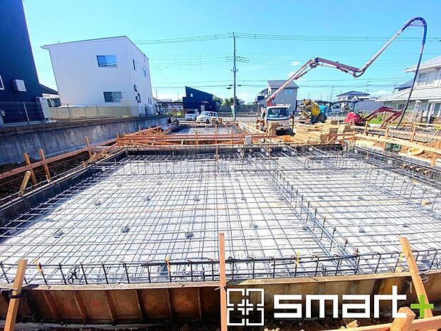 ~ベタ基礎でしっかりとした土台~ ・コンクリートの中に鉄筋を配し強度を高めた「ベタ基礎」を採用。 ・しっかりとした土台を造ったうえで、その上に建物が築造されていきます。