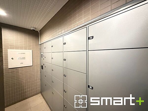 ～不在時も便利な宅配ボックス～ ・マンションエントランスに共用の宅配ボックスをご用意。 ・ネット注文も増えている中、不在時などにもお荷物の受取が可能です。
