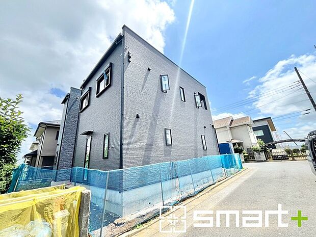 ～閑静な住宅街の立地～ ・周辺は閑静な住宅街となっておりますので、静かな暮らしをご実現いただけます。 ・前面道路の交通量も多くないので、小さなお子様がいるご家庭でもご安心ですね。 