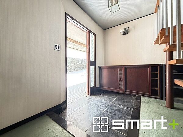 ～明るい玄関～ ・圧迫感がなく広々とした印象の玄関。 ・備え付けのシューズボックスはたっぷりしまえて玄関スッキリ。