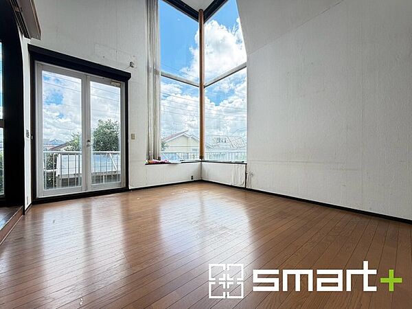 ～穏やかな陽の入るＬＤＫ～ ・大きな窓のあるＬＤＫは陽当りも良好で明るい空間となっております。 ・ご家族団らんなど過ごす時間の多いＬＤＫが明るいのは嬉しいポイントですね。