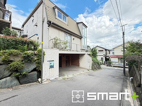 ～閑静な住宅街の立地～ ・周辺は閑静な住宅街となっておりますので、静かな暮らしをご実現いただけます。 ・前面道路の交通量も多くないので、小さなお子様がいるご家庭でもご安心ですね。