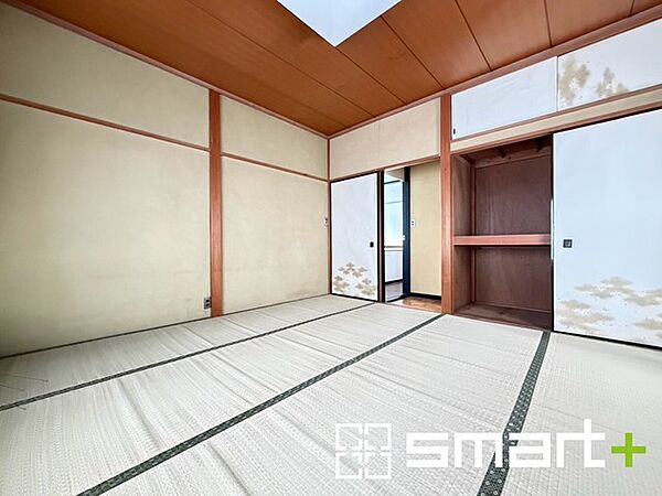 ～「和みの部屋」和室～ ・寝室を和室にすることで、イグサの香りに包まれてリラックスして眠れます。 ・和室にはベッドも置けるため、敷布団かベッドか選べるのも魅力の一つですね。