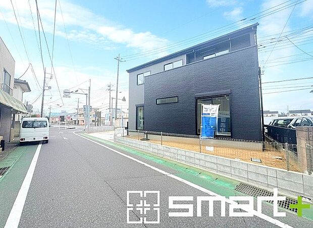 ~開放感ある角地のお住まい~ ・2方向が空く事で開放感のある角地に位置しております。 ・窮屈な感じが無く、ゆったりと暮らせるこの魅力をぜひ現地でご体感くださいませ。
