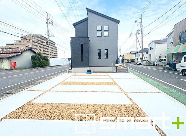 ~駐車場は3台分ご用意~ ・駐車場は3台分ございますので、車通勤の方や複数台お持ちの方にもお勧めのお住まいです。 ・ご来客の際も安心の余裕の敷地です。