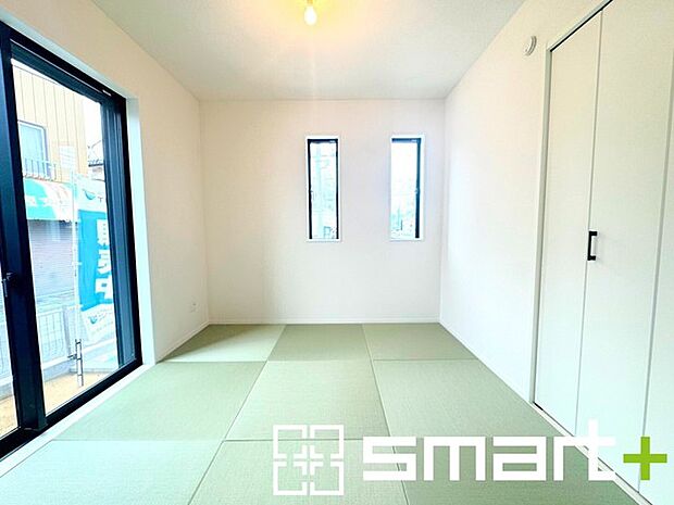 ~使い勝手の良い「和洋室」~ ・畳敷きに建具は洋風、というハイブリッド型の「和洋室」。和室と洋室の良い所を組み合わせたお部屋です。 ・やはり畳の香りは心が落ち着きますね。