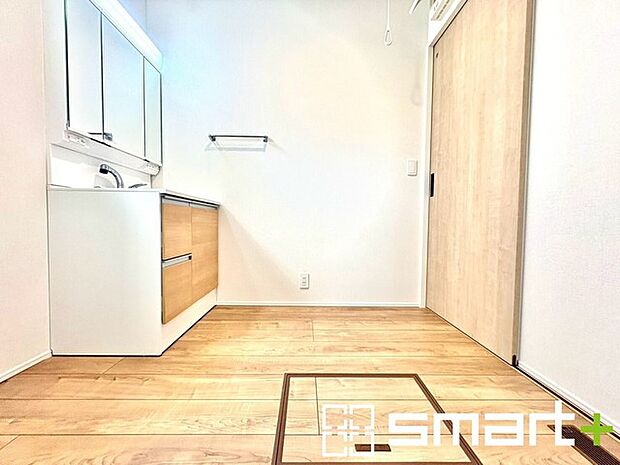 ~明るい洗面スペース~ ・窓から明るい陽が入り、気持ちよく朝の支度ができますね。 ・使い勝手の良い三面鏡タイプのシャワー付き洗面化粧台。鏡の裏に収納があるので洗面台周りもスッキリ。