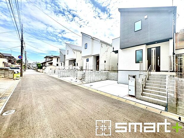 ~閑静な住宅街の立地~ ・周辺は閑静な住宅街となっておりますので、静かな暮らしをご実現いただけます。 ・前面道路の交通量も多くないので、小さなお子様がいるご家庭でもご安心ですね。