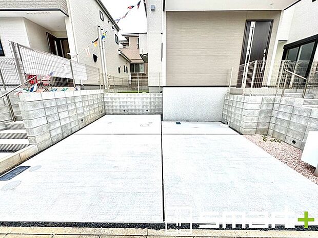 ~ゆとりあるカースペース~ ・セカンドカーや来客時にも困らないカースペース2台分は並列駐車可能でお車の出し入れもラクラク。 ・自転車やバイク、物置などもおける余裕の広さです。