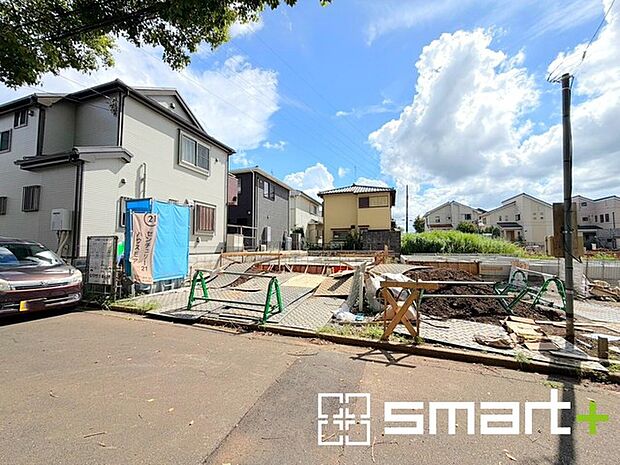 ~閑静な住宅街の立地~ ・周辺は閑静な住宅街となっておりますので、静かな暮らしをご実現いただけます。 ・前面道路の交通量も多くないので、小さなお子様がいるご家庭でもご安心ですね。