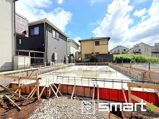 ~ベタ基礎でしっかりとした土台~ ・コンクリートの中に鉄筋を配し強度を高めた「ベタ基礎」を採用。 ・しっかりとした土台を造ったうえで、その上に建物が築造されていきます。