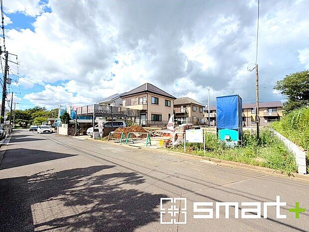 ~閑静な住宅街の立地~ ・周辺は閑静な住宅街となっておりますので、静かな暮らしをご実現いただけます。 ・前面道路の交通量も多くないので、小さなお子様がいるご家庭でもご安心ですね。