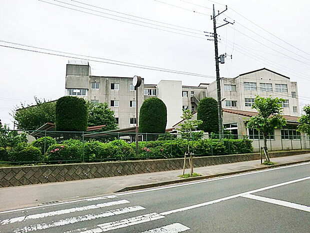 御所ケ丘中学校(570m)